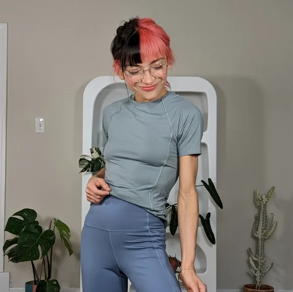 🚫 Clothing Swapped - Athleta Momentum Seamless Tee - Picture 4 of 9